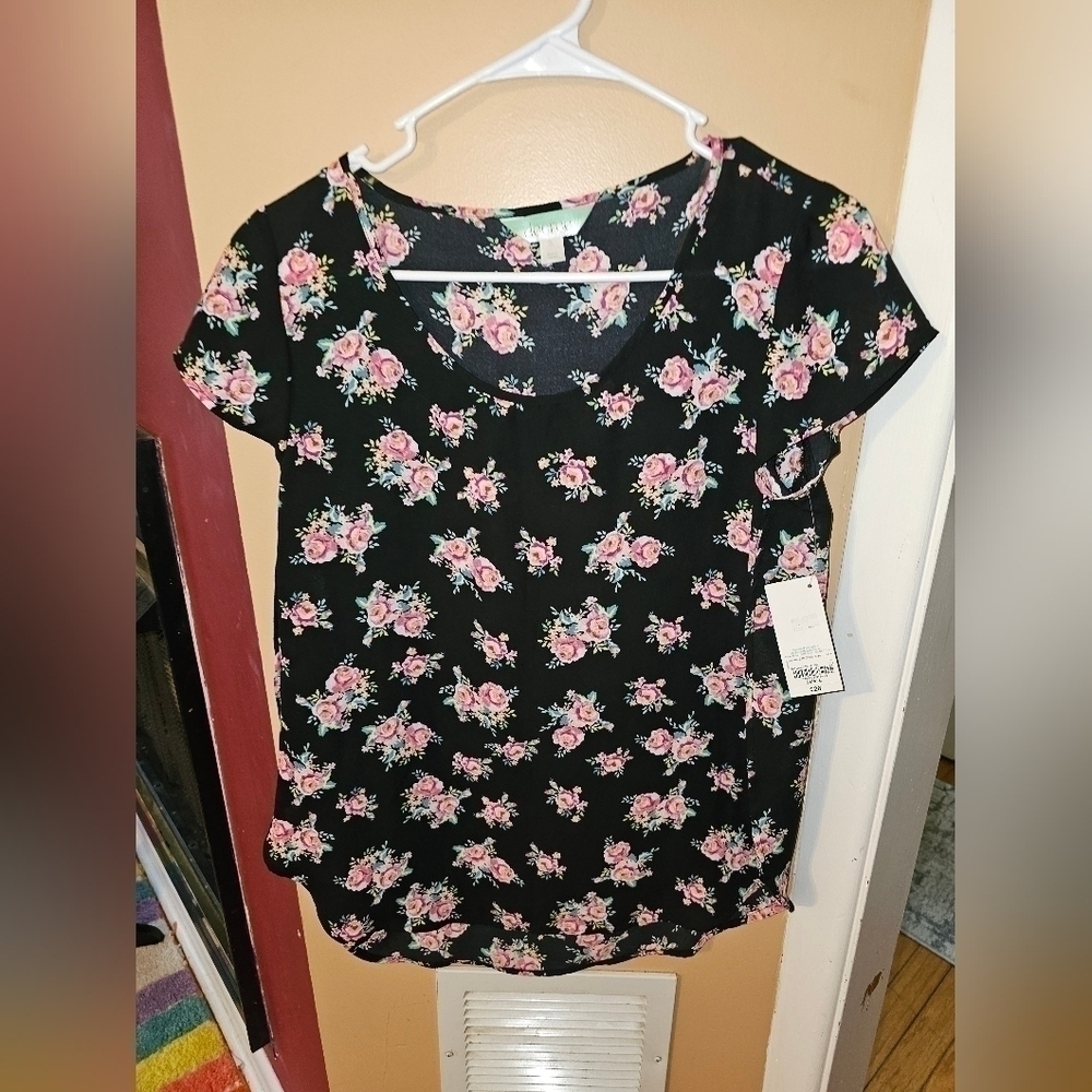 NWT Decree Short Sleeves Blouse size Small  Black/ Flowers